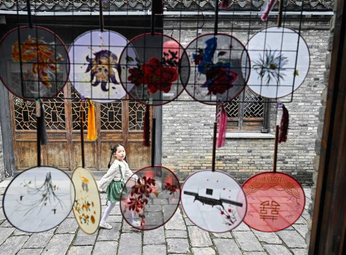 10月1日，小朋友走在盱眙县第一山历史文化街区。新华社记者 季春鹏 摄