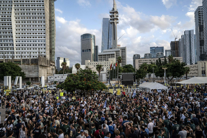 当地时间2025年10月9日，以色列特拉维夫，大批民众聚集在人质广场庆祝即将生效的加沙停火协议。图/IC photo