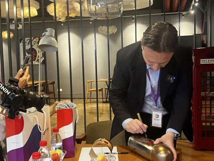 在现场，Emiliano还为《名将杀》设计师收藏的《BANG！》实体版签了名