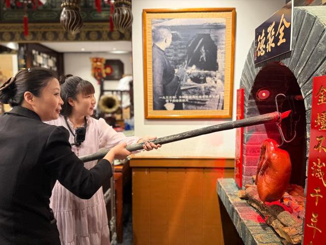 视障朋友（右）踊跃地触摸着模拟烤炉。