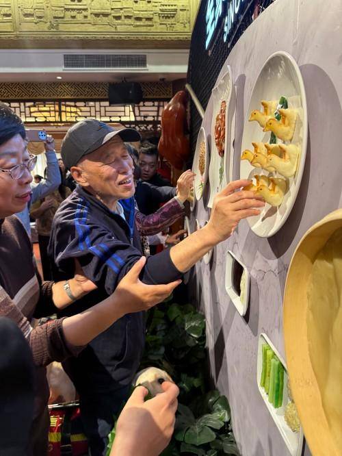 63岁的王力，触摸着全聚德的小吃模具。