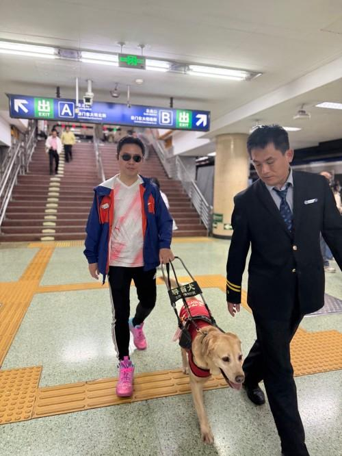 王志刚在导盲犬的引导下换乘地铁来到前门。