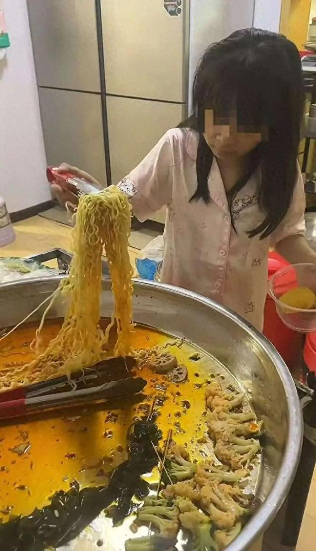 △近期，长沙一摊主女儿吃剩食的视频引发网友热议。图/网络