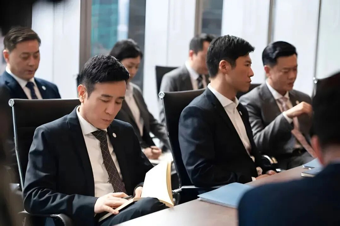 有些商业场合，男性大多都穿西装出席。图/《城中之城》