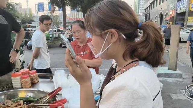 △文女士正在催丈夫黎先生补货。图/史继超摄