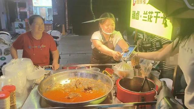 △文女士称因女儿的视频，客流量增加不少。图/史继超摄