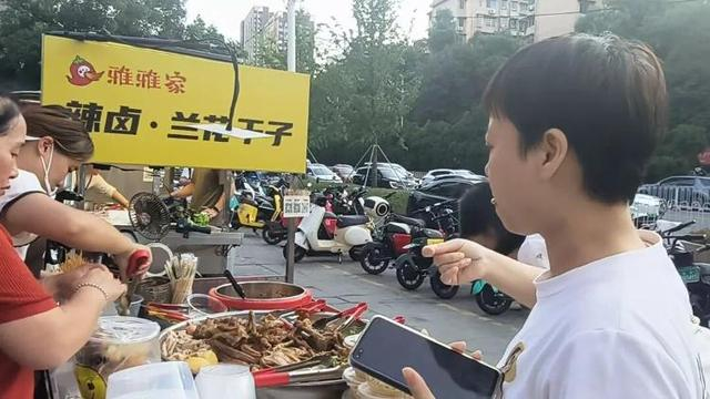 △有顾客称自己从岳麓区等较远地方赶来，其中有不少是看了视频后专程来购买。图/史继超摄