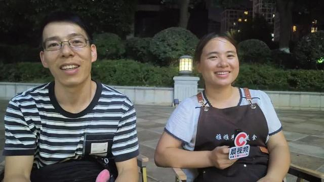 △摊主夫妇文女士、黎先生接受潇湘晨报记者采访。图/史继超摄