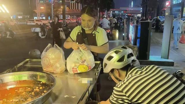 △夫妻二人正在收拾东西，准备回家。图/史继超摄