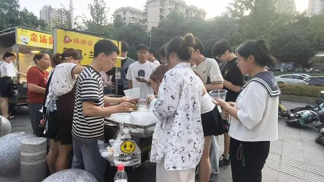 △摊主夫妻二人正在工作。图/史继超摄