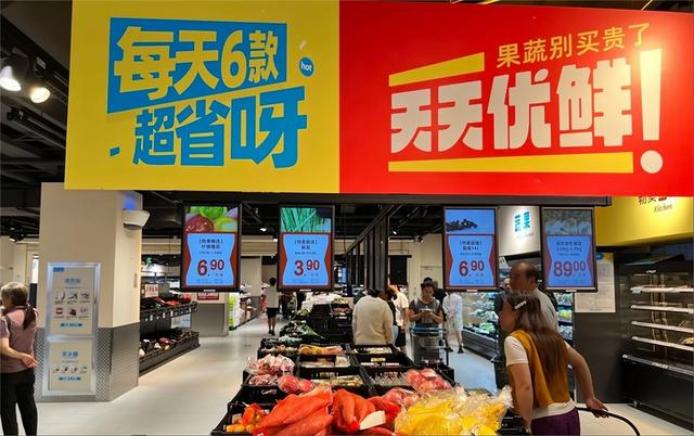 10月7日，北京某“硬折扣”超市内，顾客正在选购商品。新华网记者 陈凯茵 摄