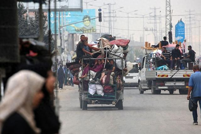 当地时间2025年10月12日，加沙地带中部努赛拉特难民营，流离失所的巴勒斯坦人驾车带着随身物品返回加沙城。视觉中国 图