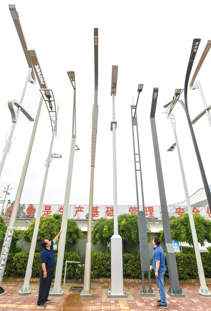 客户在一家企业挑选智慧灯杆杆体样式 李晓果 摄