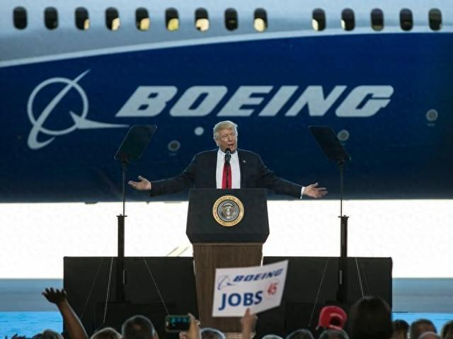 2017年，特朗普在波音公司位于南卡罗来纳州北查尔斯顿的工厂揭幕式上发表讲话。 资料图 