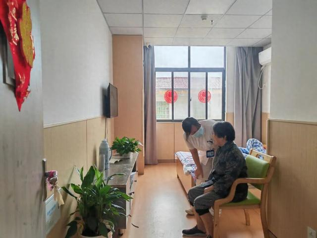 余江区马荃镇医养结合中心一名护工正在服务失智老人 袁慧晶 摄