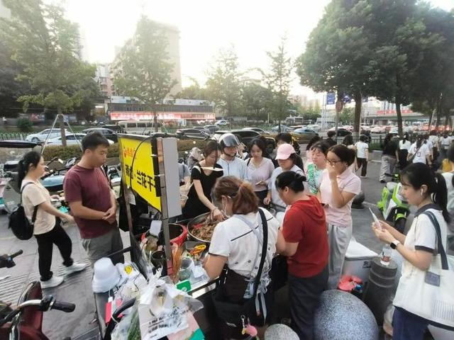 △近期客流突增，文女士表示包括父母、表哥等亲属都来帮忙。图/史继超摄