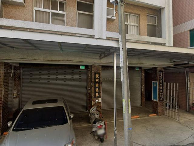 图中两进小门面，右边是25号，柱子上都是“觉明杂志” 