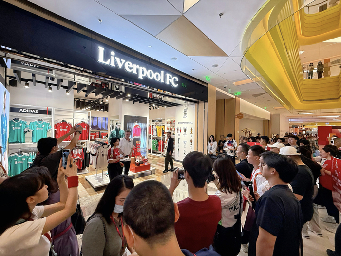 利物浦足球俱乐部官方商店开业现场