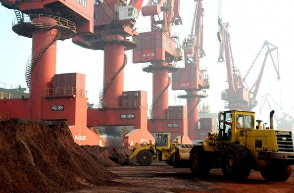 资料图：江苏连云港等待出口的稀土 路透社 