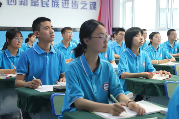 平凉市静宁县第一中学通过“双师课堂”实现优质教育资源共享。中国教育报记者 郑芃生 摄