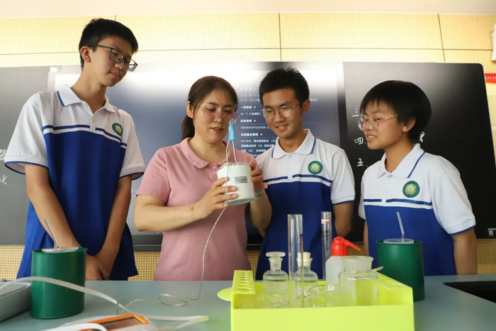 白银市会宁县第一中学新建的实验楼内，教师正在指导学生做实验。 中国教育报记者 郑芃生 摄