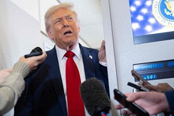 △當地時(shí)間10月12日，美國總統特朗普乘坐“空軍一號”從華盛頓特區飛往以色列，朗普并向隨行媒體發(fā)表講話(huà)。抽身