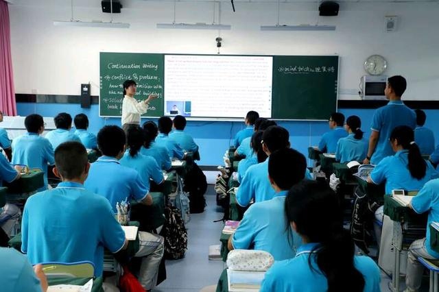 静宁一中互联网英语课堂的师生互动。郑芃生摄