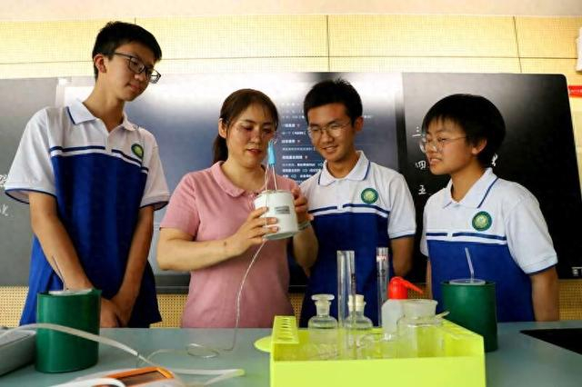 会宁一中学生在新修的实验室上实验课。郑芃生摄