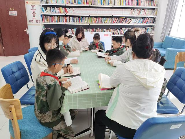“留灯书屋”举办暑假阅读提升班。（资料图） 