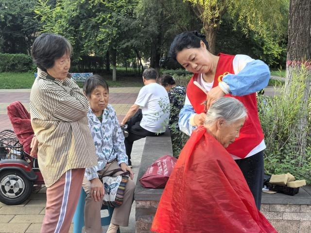 邻里集市上的理发摊位。（资料图）