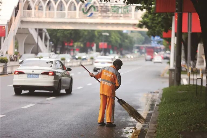 ■4.7万名环卫工每周开展一次全城“大清洁”，让东莞更加“整洁有范”迎接全运会 记者 潘畅 摄