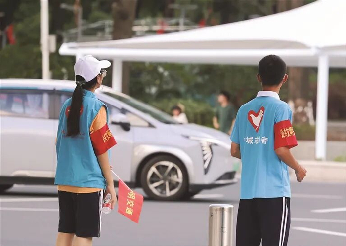 ■东莞各个交通繁忙路段，志愿者协助交警疏导交通 记者 潘畅 摄