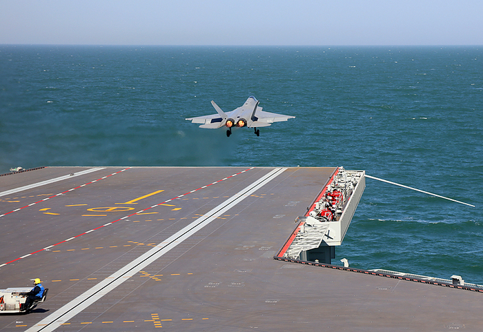 歼-35隐身舰载机从福建舰上电磁弹射起飞。资料图 图源：视觉中国