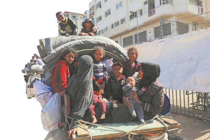     10月11日，加沙地带南部的巴勒斯坦人经由以军指定通道萨拉赫丁公路返回北方。