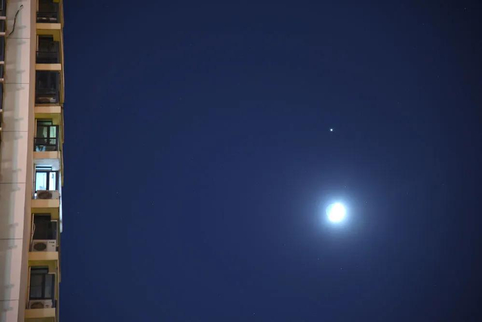 2022年12月26日，在天津南开区拍摄的木星伴月。（杨婧 摄）