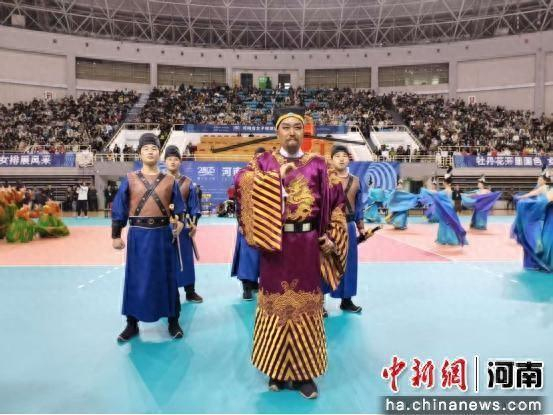 图为开封府景区NPC演员在赛场表演《南衙千秋月》。 牛红艳 摄
