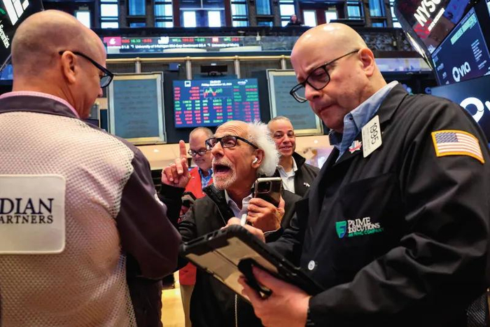 交易员在美国纽约证券交易所交易大厅工作（2025年9月12日摄） 新华社 / 路透