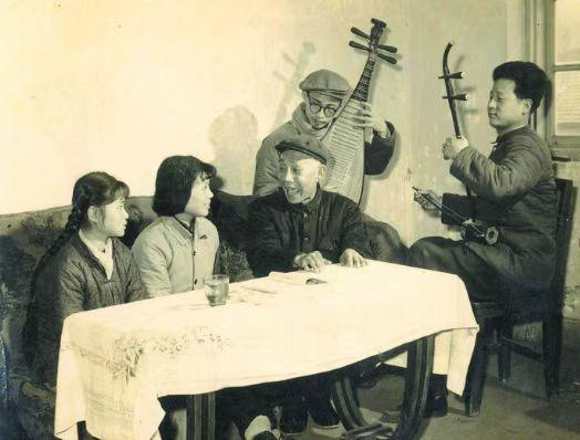 1960年黄梅戏老艺人丁永泉在安徽省黄梅戏剧团教授青年演员。微信公众号“安徽档案”图