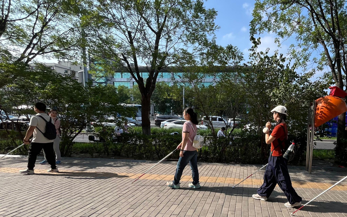 金盲杖的学员拿上盲杖，走上街头。新京报记者 徐鸣 摄