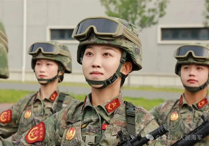 ▲郭诗琪（中）在阅兵集训点训练照片