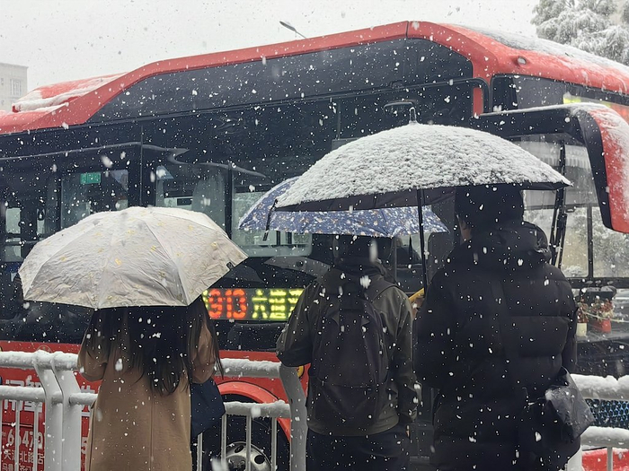  10月15日，新疆乌鲁木齐，当地迎来首场降雪，市民在早高峰时段出行。 