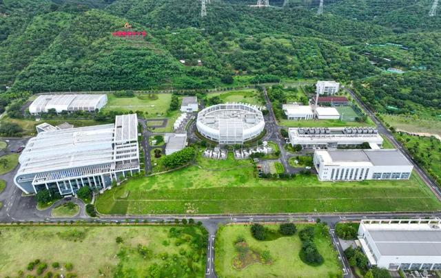 这是在广东东莞拍摄的中国散裂中子源（2024年7月8日摄，无人机照片）。 新华社记者毛思倩 摄