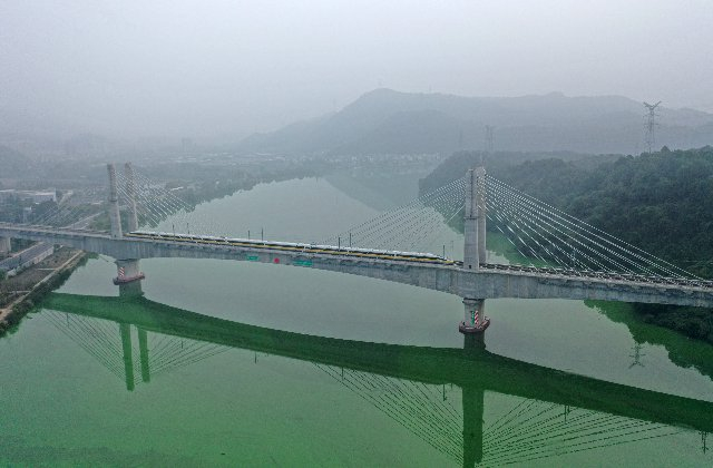 近日，新建杭州至衢州高速铁路（简称杭衢高铁）进入联调联试阶段，预计年底前具备开通运营条件。来源：新华社