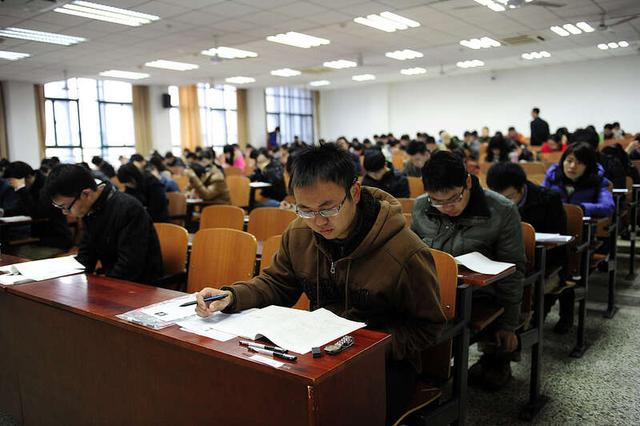 资料图：公务员考试，湖北大学考点。图片来源：视觉中国