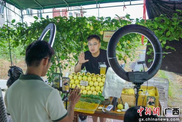 图为百香果电商直播。北流市融媒体中心供图