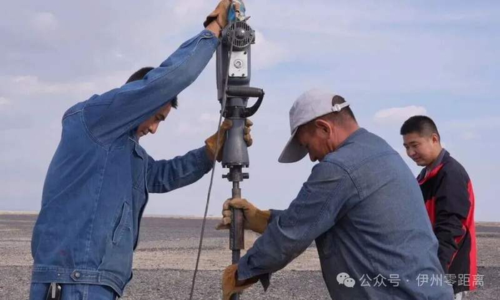 工人正在对航标采取保护措施。融媒体中心记者 郭子毅摄