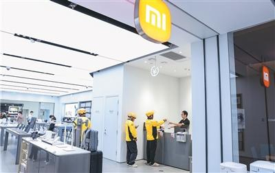 外卖员在线下专卖店内取货,配送即时零售订单。采访对象供图