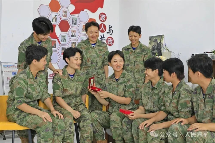 ▲郭诗琪与新兵连战友分享参加阅兵任务经历