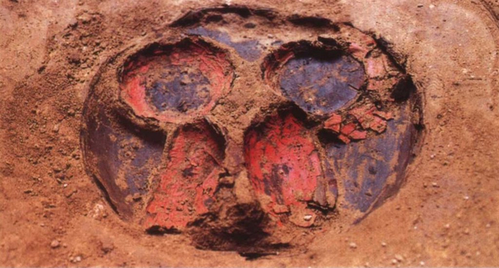 墓内出土漆杯盘