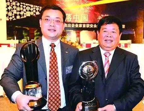 曹德旺父子，左侧为曹晖